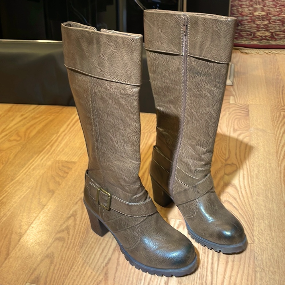 Brown boots 8M with side zipper and buckle